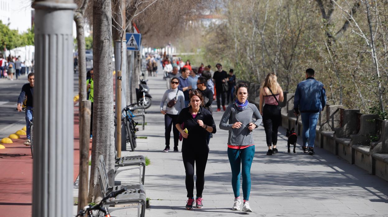 Dos jóvenes trotan por el Paseo de la Ribera