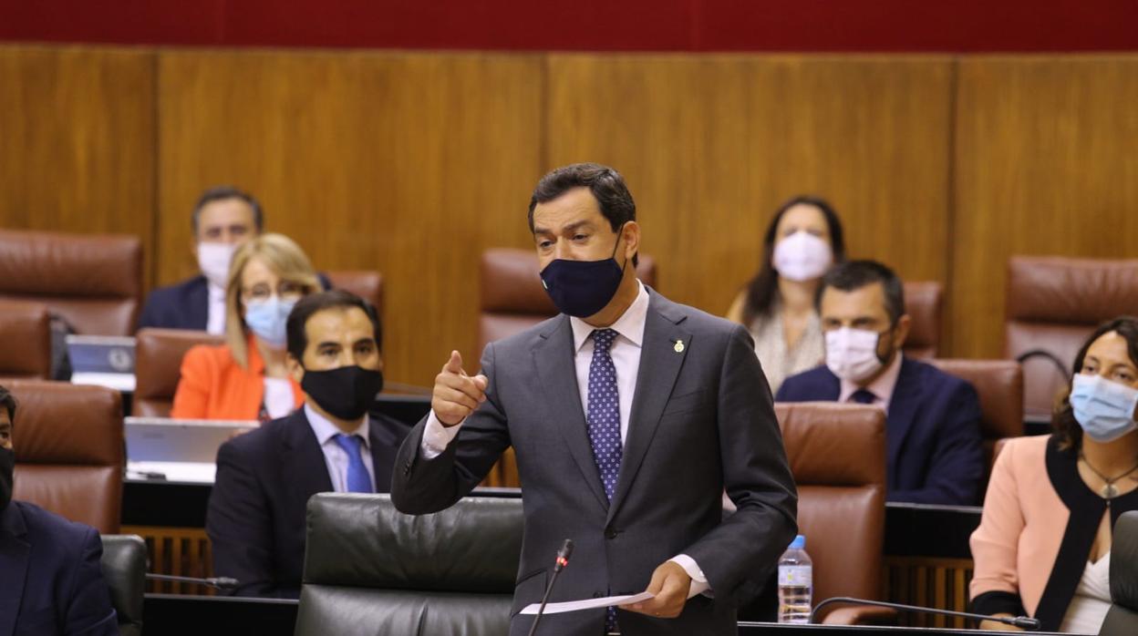 El presidente andaluz, Juanma Moreno, durante su intervención en el Parlamento