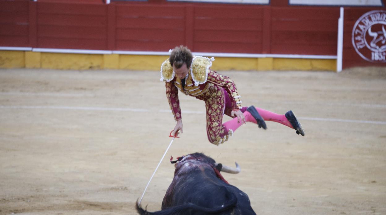 Román vuela por los aires antes del percance