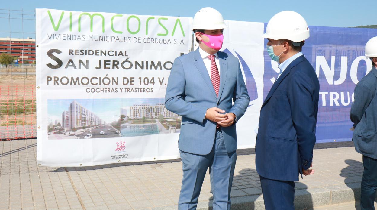 El alcalde, hoy, durante su visita al inicio de las obras de la promoción de Vimcorsa