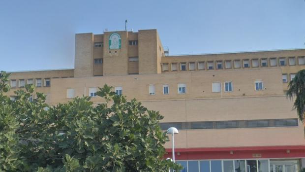 Un paciente golpea a un celador y amenaza a varios sanitarios en el hospital de Linares