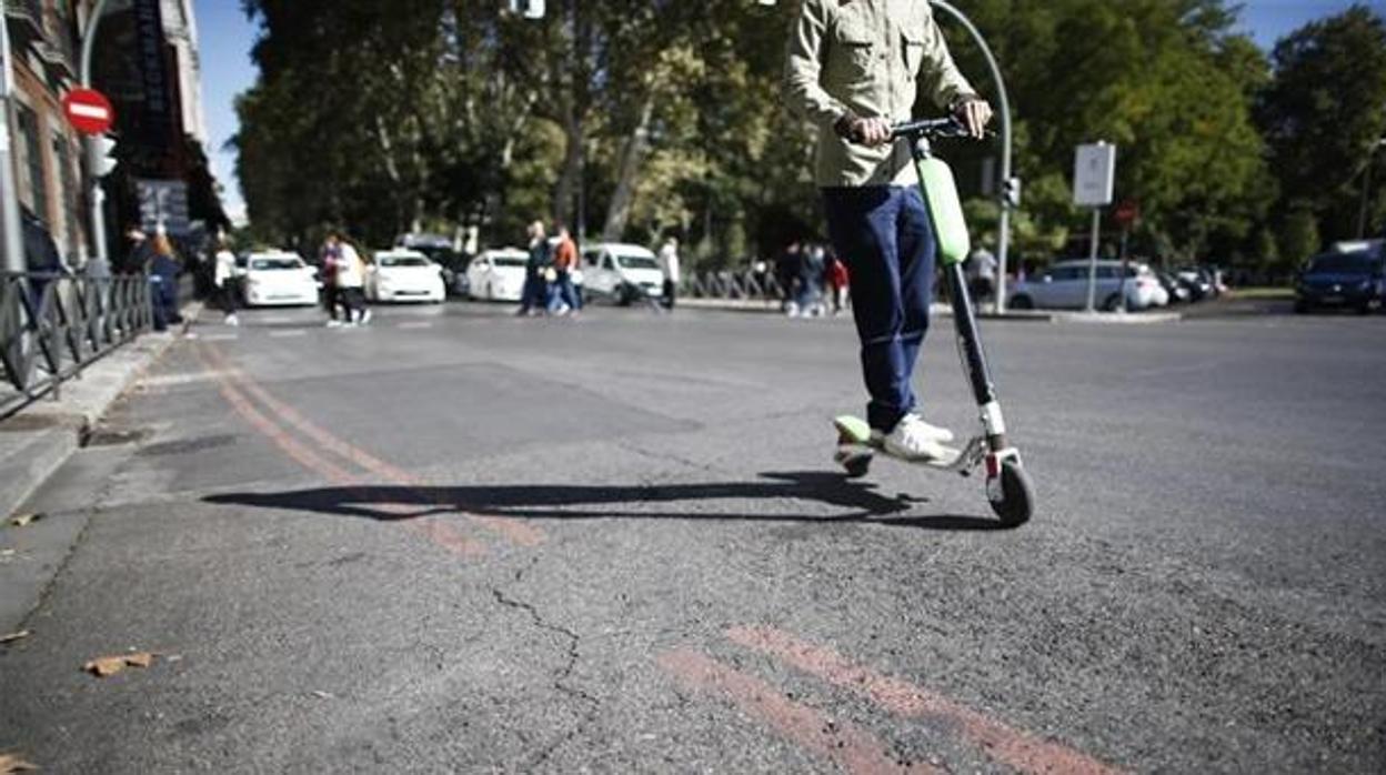 Un patinete eléctrico circulando por una calle en una imagen de archivo