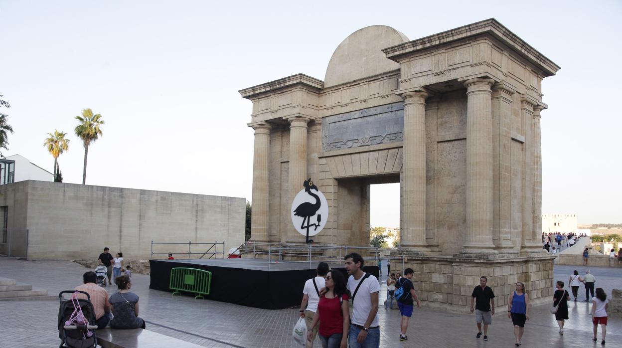 Escenario para una actuación en la Puerta del Puente de Córdoba