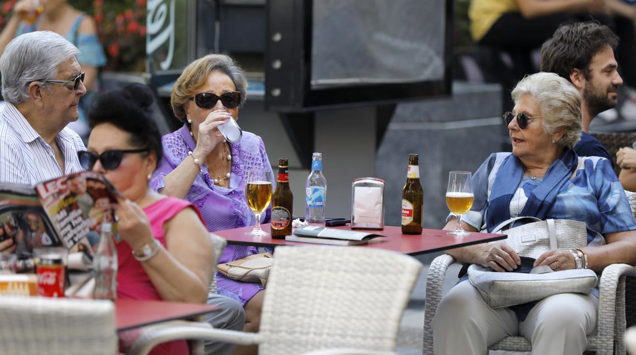 Personas en las terrazas este septiembre en Córdoba