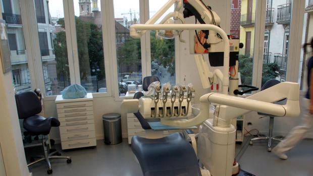 El fiscal pide cárcel para un dentista de Granada por dejar a su paciente sin ocho dientes y con dolor crónico