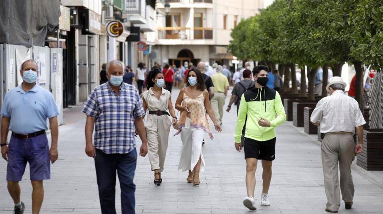 Vecinos de Lucena, donde se supera la tasa de 500 contagios por cada 100.000 habitantes