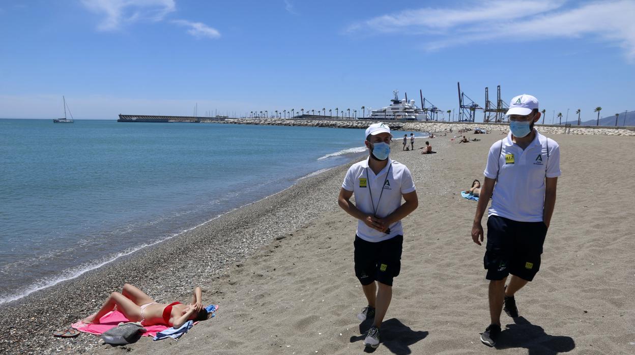 Vigilantes de la playa en la Malagueta durante este pasado verano