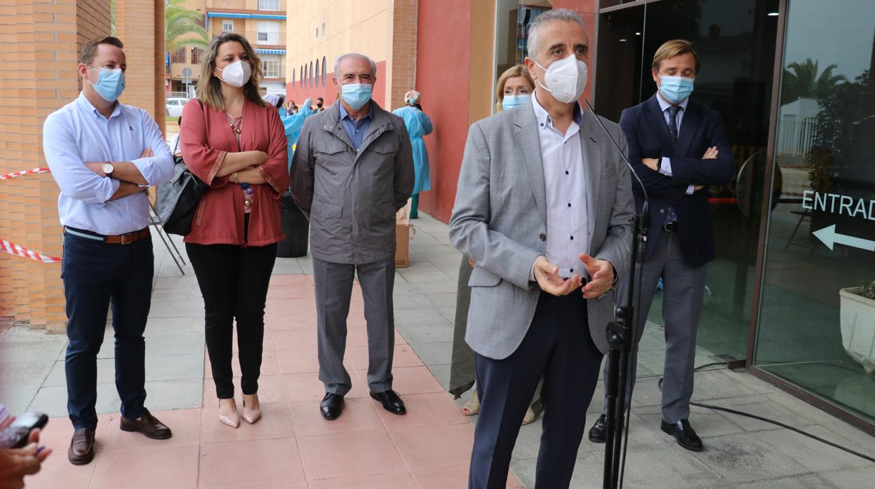 El alcalde de Lucena, Juan Pérez, durante el cribado del coronavirus