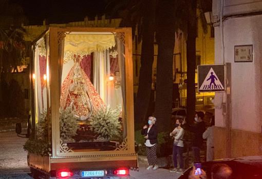 La Virgen de la Sierra, ya en el vehículo que la ha llevado al Picacho