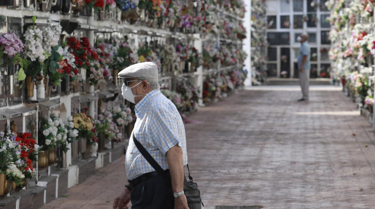 Una persona mayor en el cementerio de San Rafael