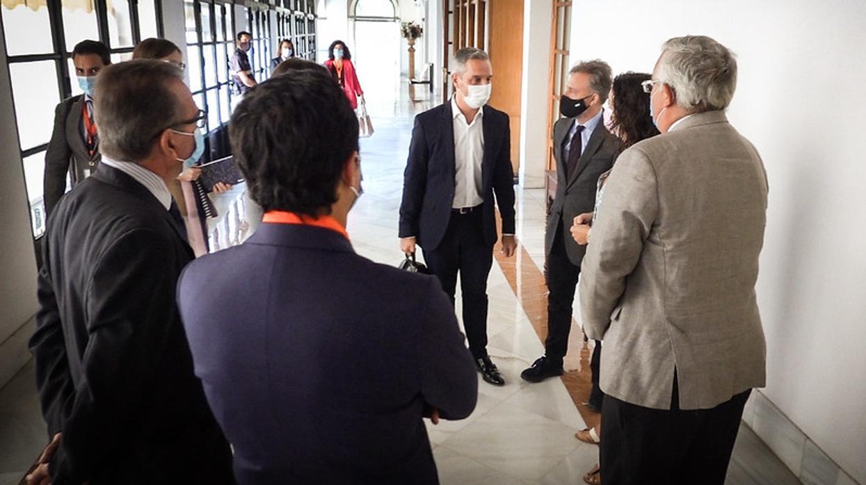 El consejero de Hacienda, Juan Bravo, en la reunión con los miembros del PSOE en el Parlamento