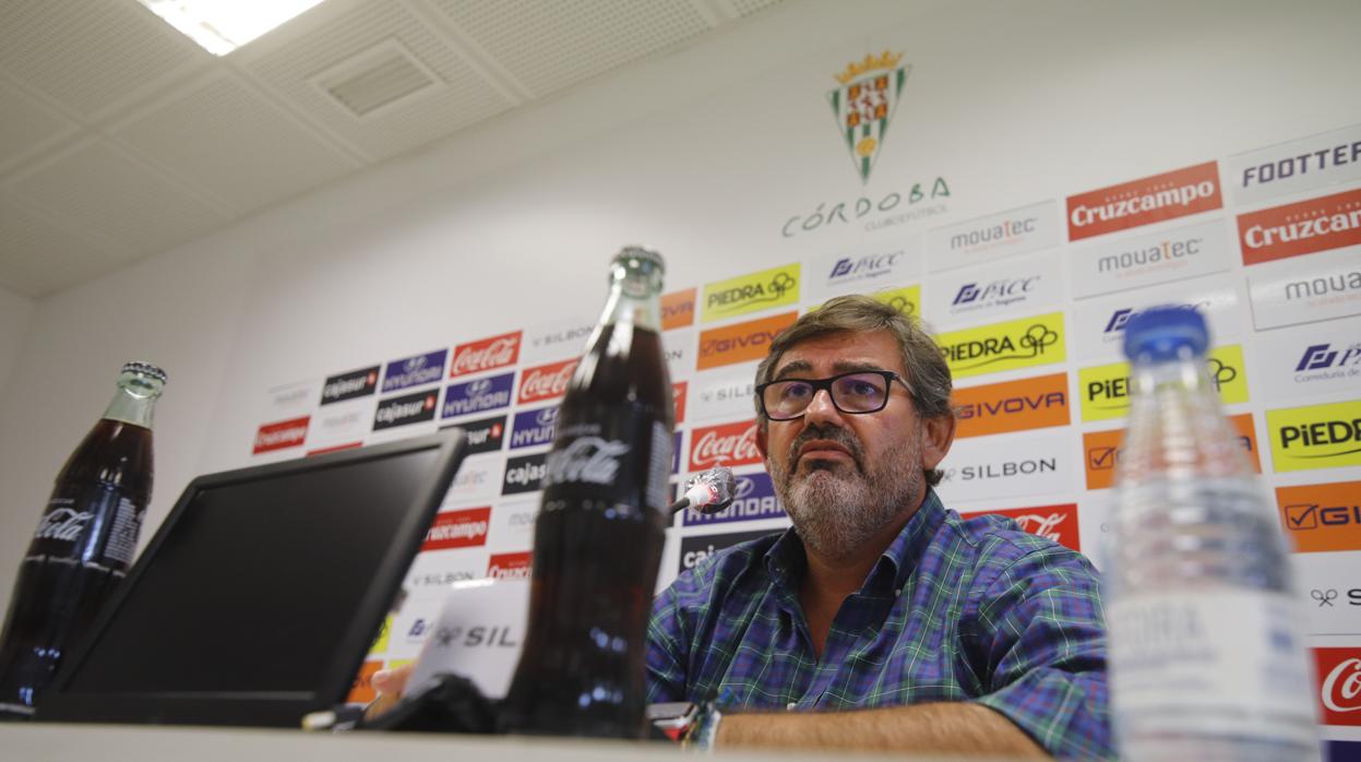 El consejero delegado del Córdoba CF, González Calvo, este lunes, en la sala de prensa del estadio