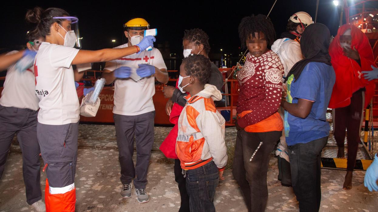 Varias mujeres y un niño son atendidos por la Cruz Roja a su llegada al puerto de Motril en agosto