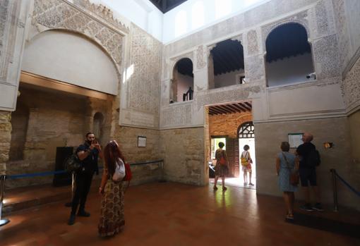 Turistas, ayer en el interior de la Sinagoga de Córdoba