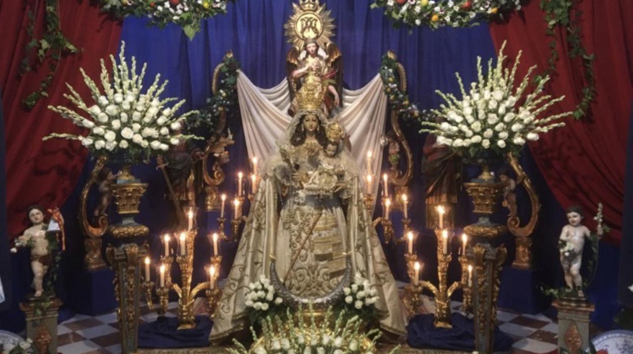 La Virgen del Socorro en su ermita en la veneración de los fieles