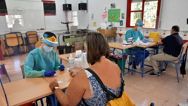 Un Covid menos letal marca la segunda ola de la pandemia en una semana clave para Andalucía