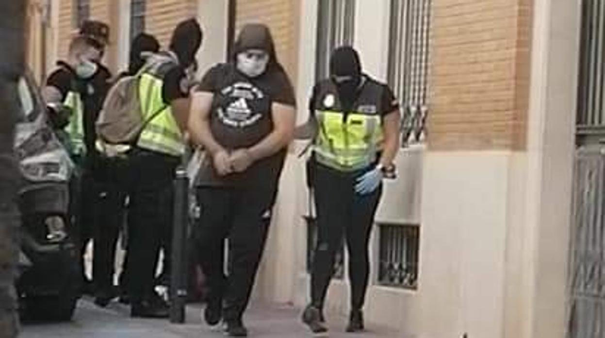 Los agentes se llevan a una persona esposada hoy en Lucena, en una imagen que ha circulado por redes sociales