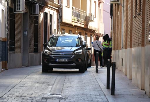 Agentes de la Policía Nacional esta mañana en Lucena