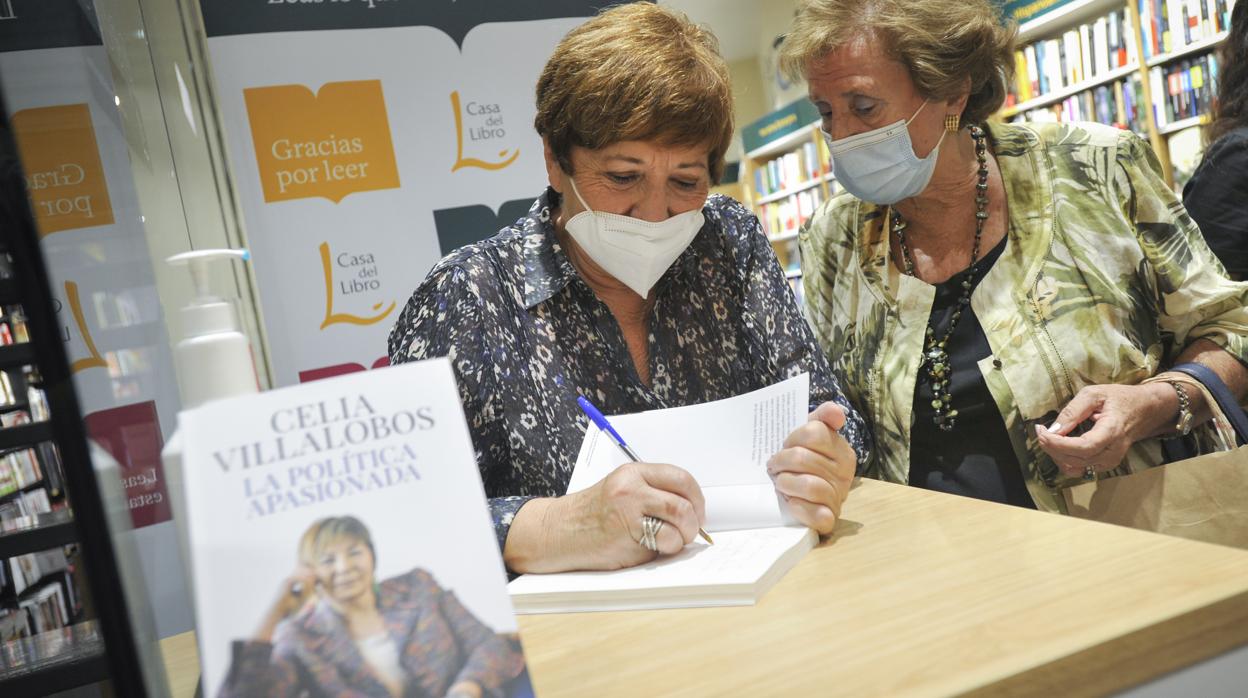 Celia Villalobos en la firma de su libro este miércoles en Málaga