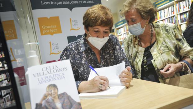 Celia Villalobos «deleita» a viejos y nuevos fans en la firma de sus memorias en Málaga