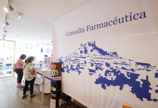 Un dibujo del castillo y el caserío del pueblo en la Farmacia de Abajo