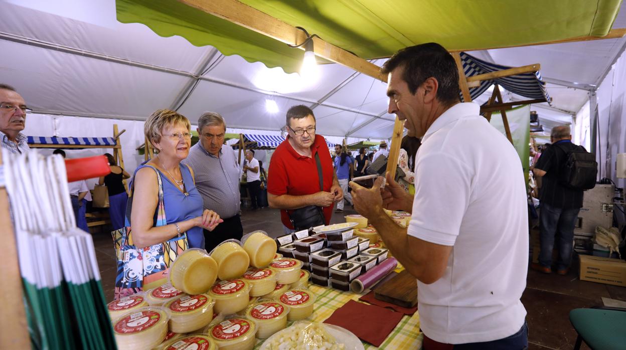 Puesto de quesos en el Ecomercado