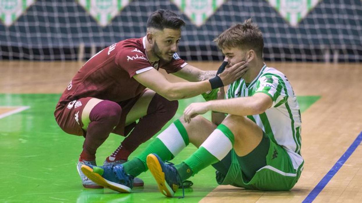 David leal consuela a un jugador del Betis en el partido del play off de hace dos temporadas