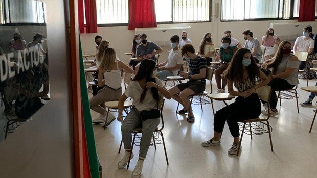 «El Gobierno quiere regalar los títulos educativos como si fueran churros»