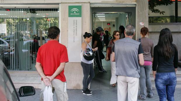 El paro baja en Córdoba: 1.725 desempleados menos en septiembre, pero sigue disparado respecto a 2019