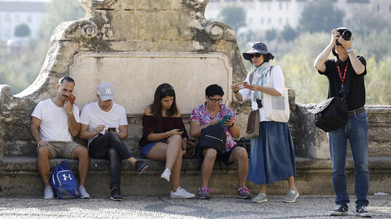 Turistas en el Triunfo de San Rafael este otoño en Córdoba