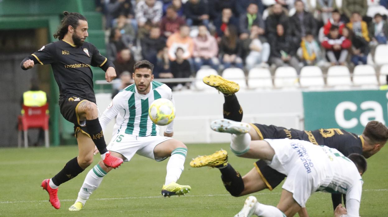 Iván Robles, con la camiseta del Córdoba CF, presiona a un rival del Algeciras