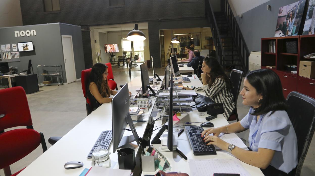 Jóvenes trabajando en una oficina