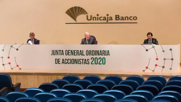 Unicaja confirma que vuelve a negociar su fusión con Liberbank y se dispara en bolsa