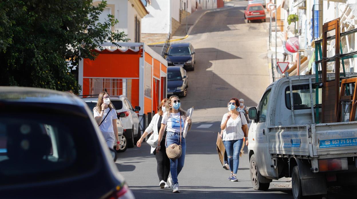 Varias vecinas de la localidad de la Vega, en una de sus calles