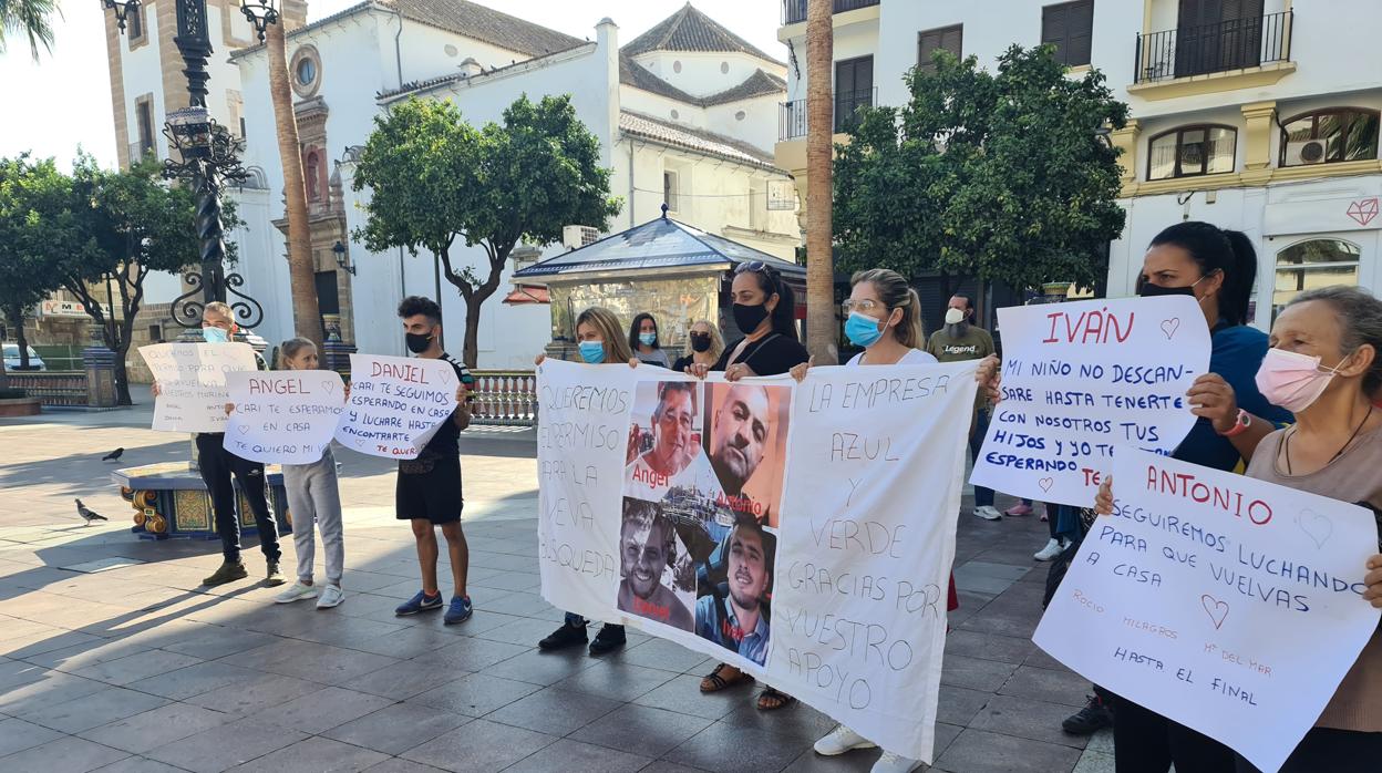 Familiares de los tripulantes desaparecidos del Rúa Mar, en Algeciras