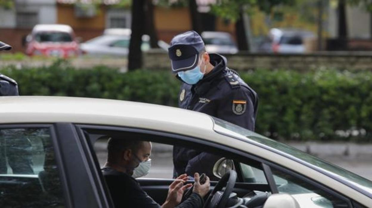 Un agente de la Policía Nacional en un control de movilidad