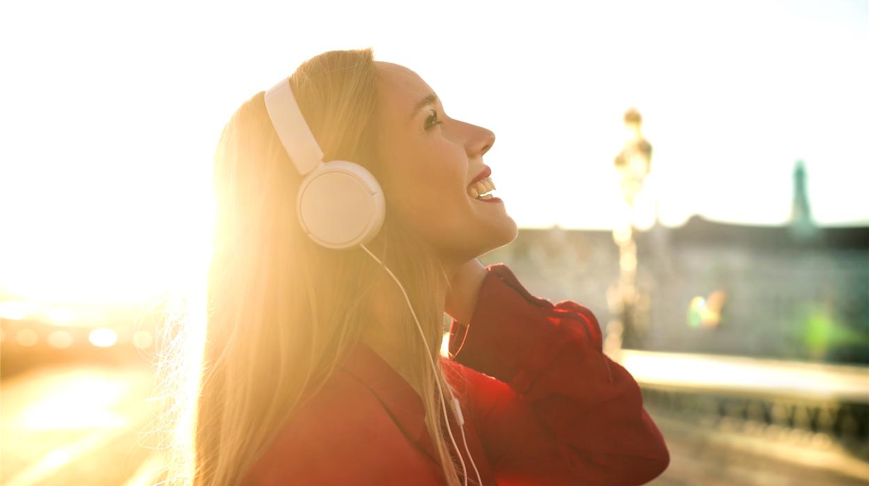 Mujer escuchando música