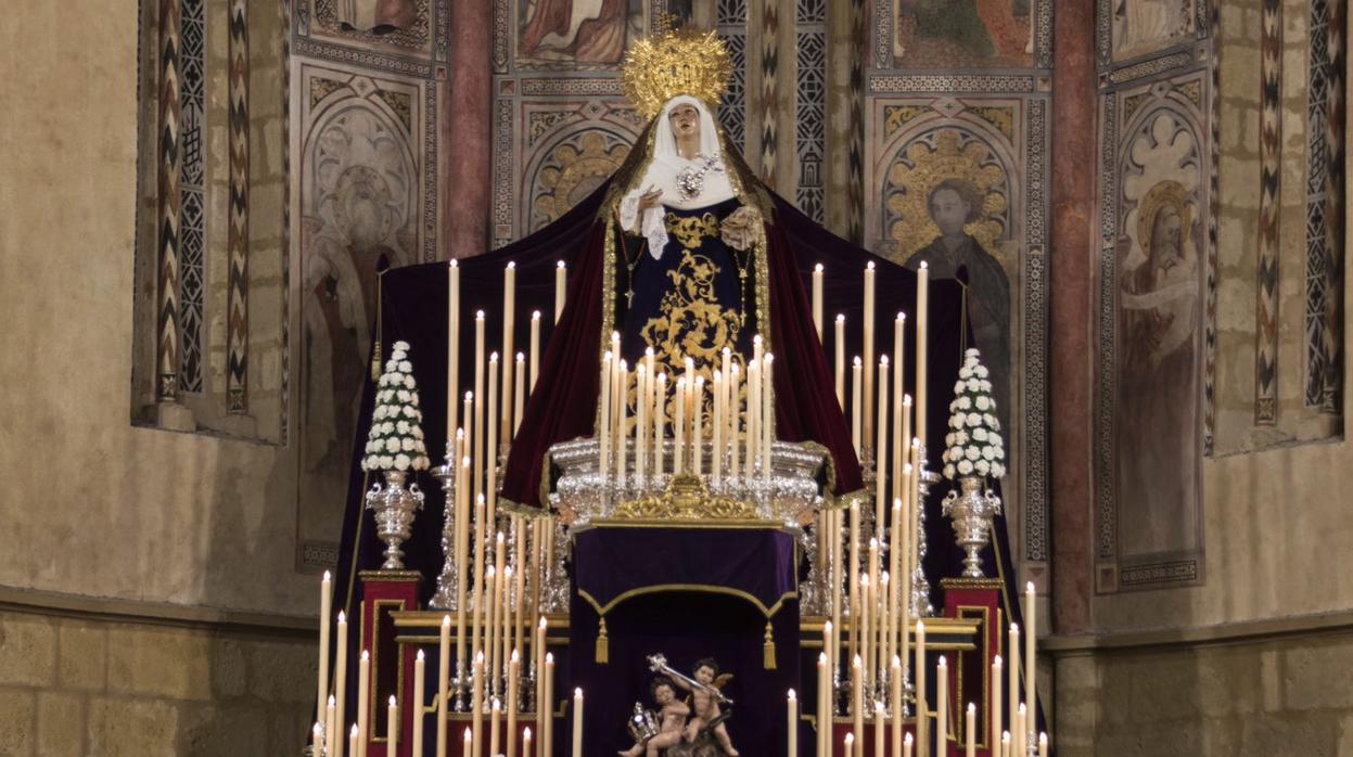 Altar de cultos de la hermandad del Calvario