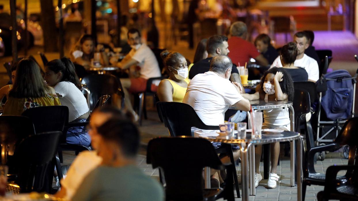 Ambiente de veladores en la avenida de Barcelona