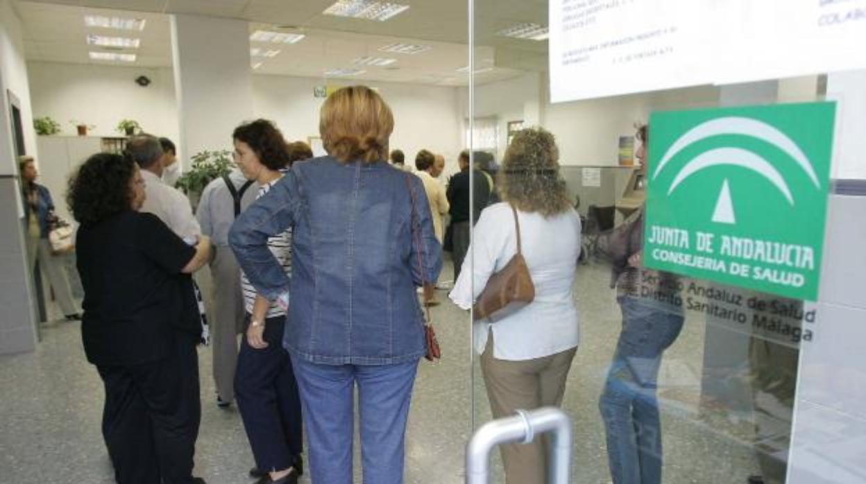 Colas en un centro de salud de la capital malagueña