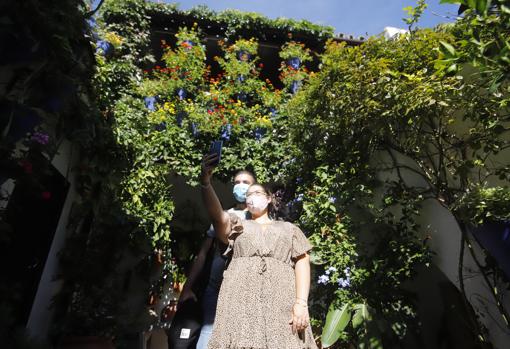 Visitantes en uno de los patios del Alcázar Viejo