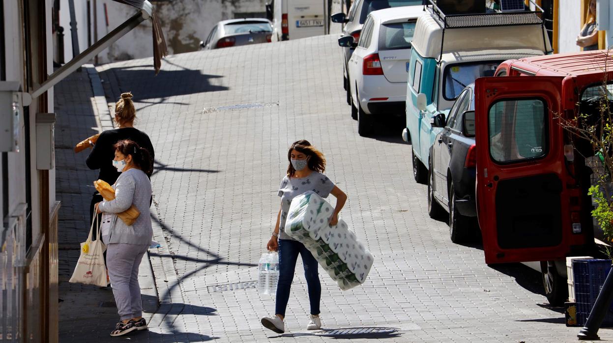 Varias mujeres, ayer haciendo compras en Almodóvar del Río