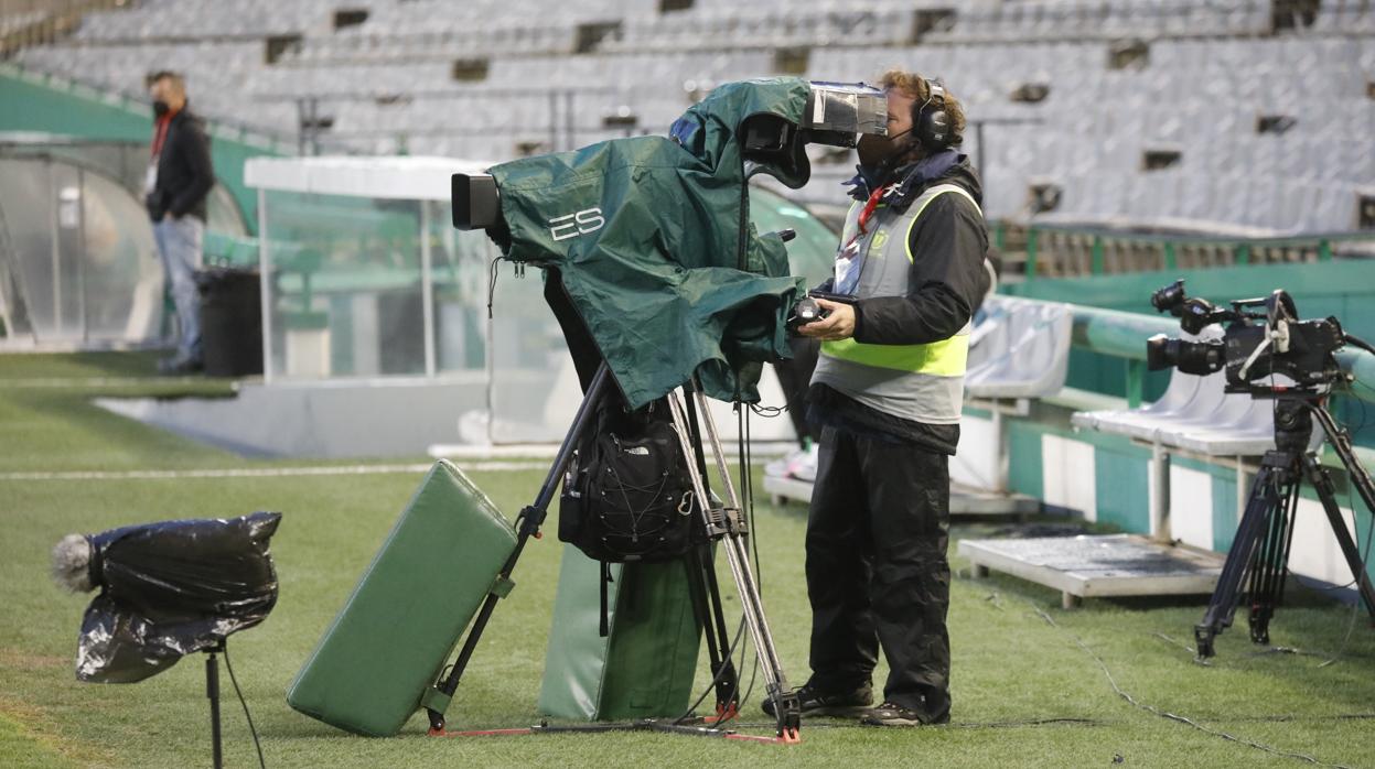 Un operador de cámara, en un partido del Córdoba CF en El Arcángel