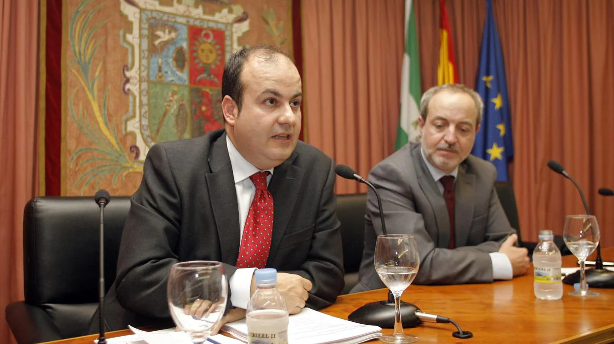 El magistrado Fernando Caballero (izquierda), durante una conferencia en Córdoba