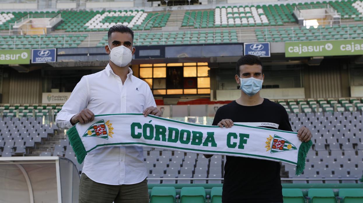 Los fichajes del Córdoba CF Oyarzun y Salido, este jueves, en su presentación