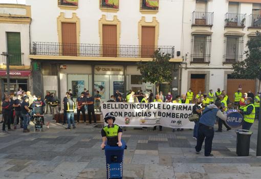 Protesta, ayer de policías locales y bomberos ante el Ayuntamiento de Córdoba