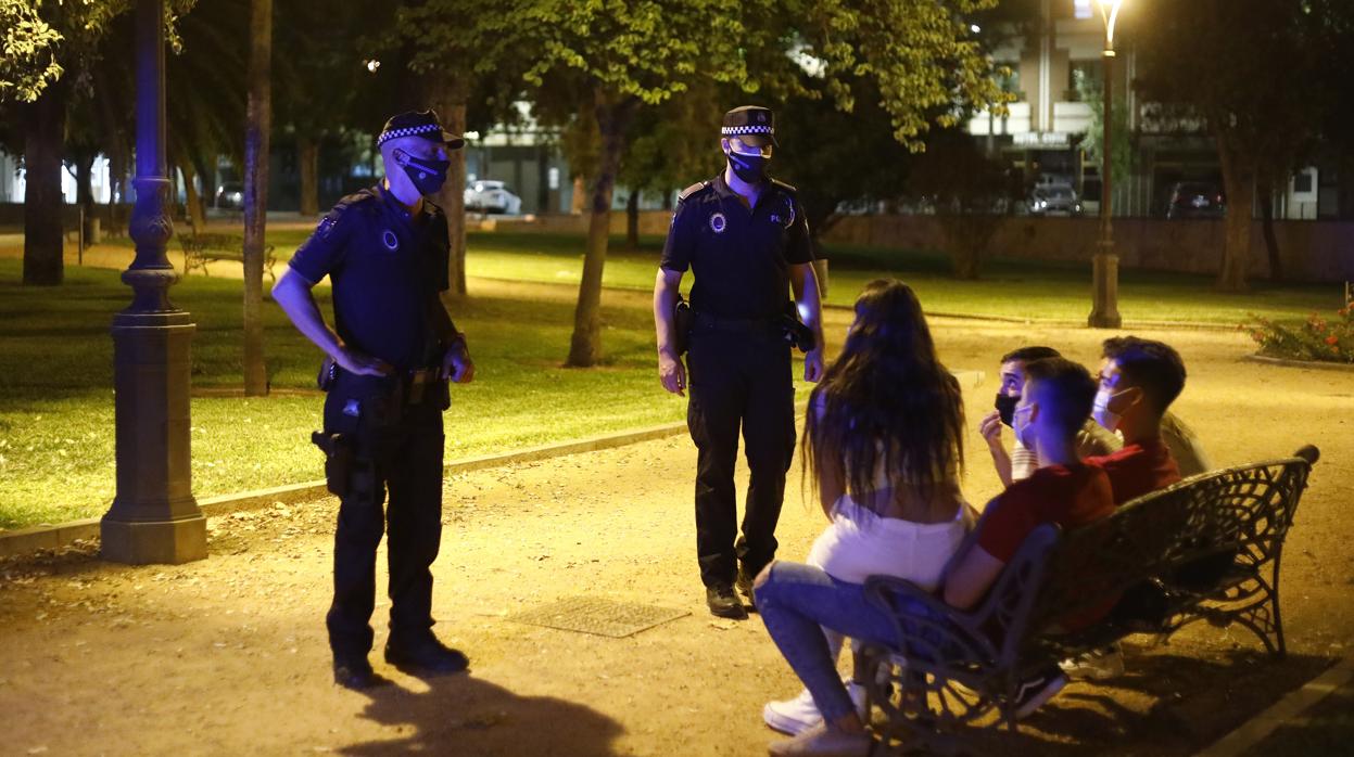 La Policía Local de Córdoba, realizando tareas de control de las medidas «antiCovid»