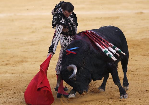 Finito de Córdoba indulta a un toro en Antequera y corta dos orejas a otro en una gran tarde