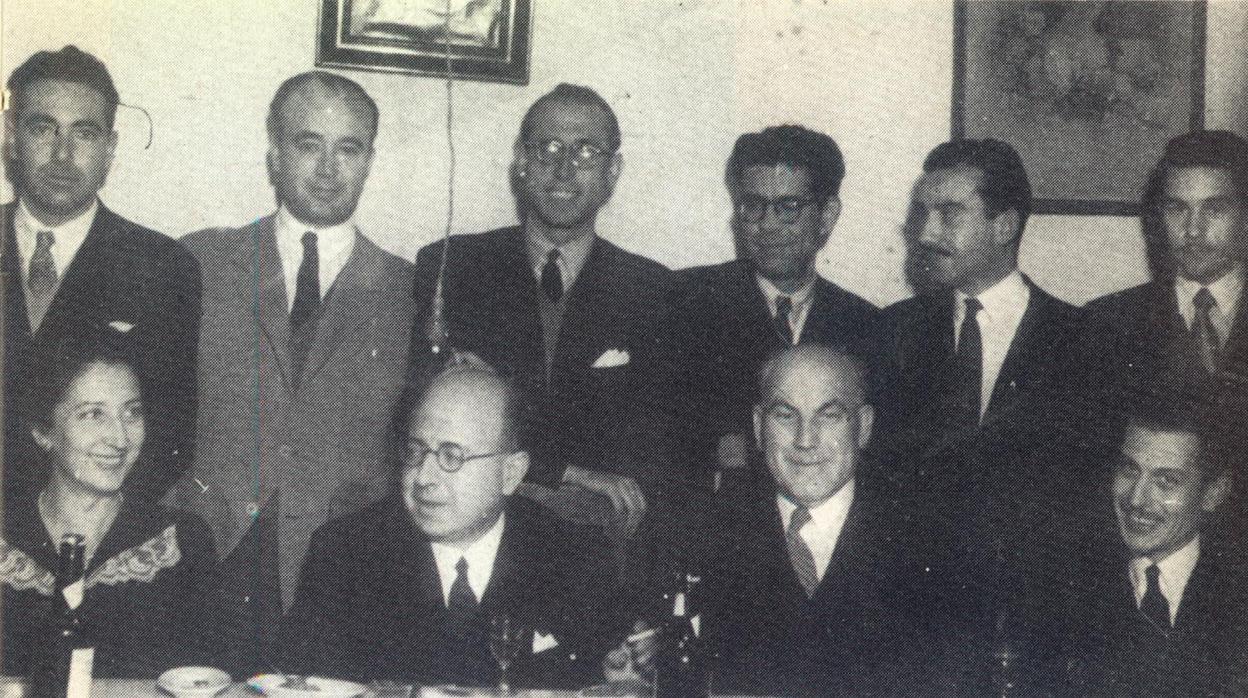 Homenaje en Córdoba en 1947 a Dámaso Alonso, con gafas en primera fila, que tiene un soneto al Nuevo Mundo