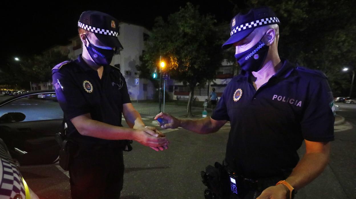 Dos agentes de la Policía Local de patrulla nocturna